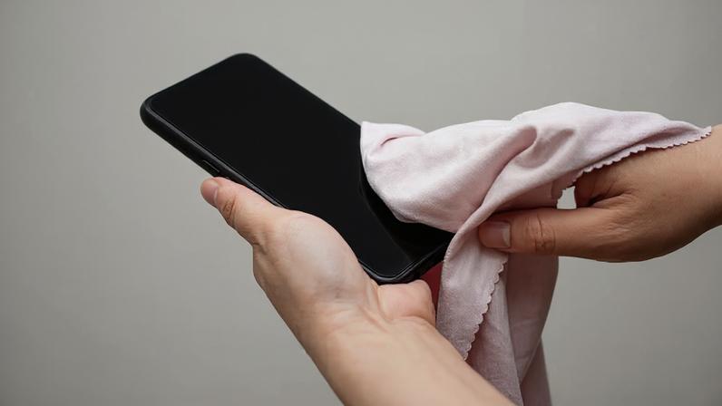 Cuidados básicos ajudam a prolongar a vida útil do smartphone — Foto: Reprodução/Shutterstock