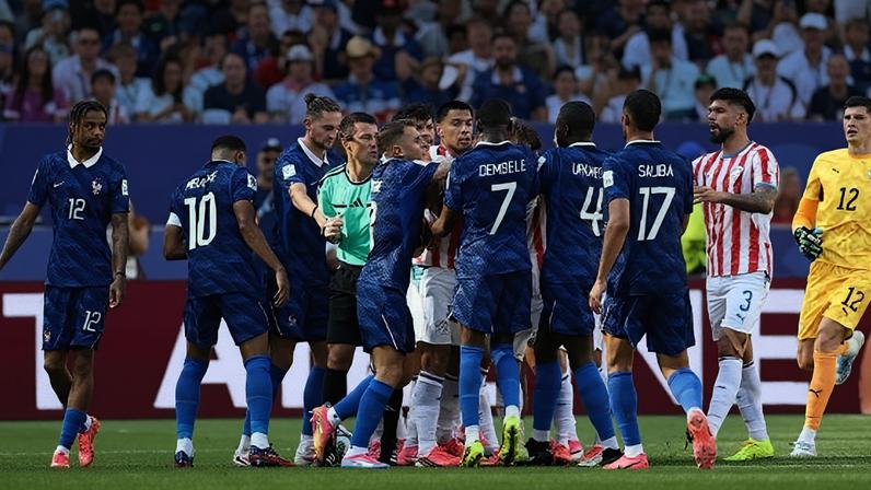 Confusão entre jogadores de Paraguai e França durante partida da Copa do Mundo