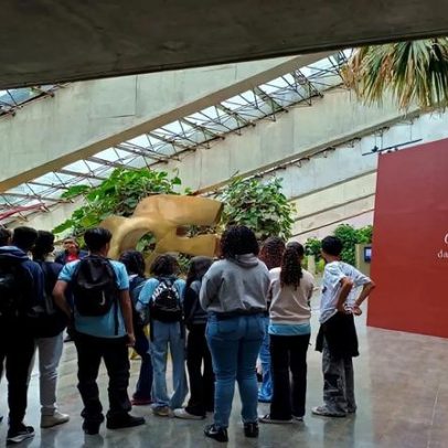 320 alunos do Itapoã conhecem a mostra Constelações Contemporâneas