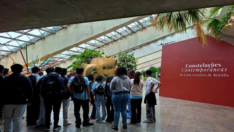 Alunos em exposição de arte
