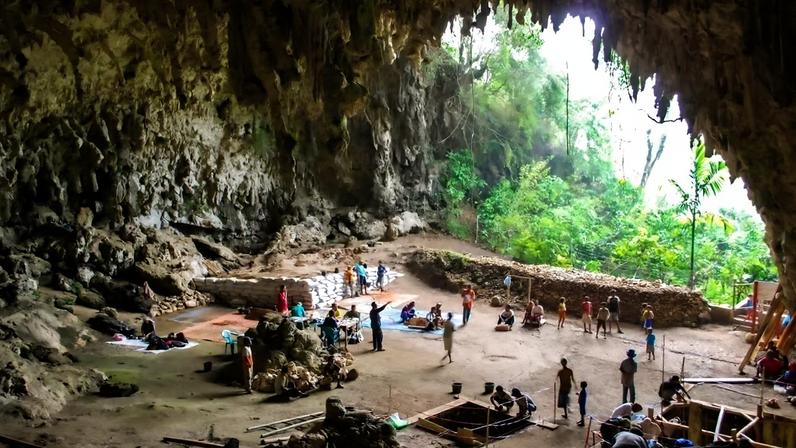 Escavações arqueológicas estão sendo realizadas na caverna de Liang Bua, na ilha indonésia de Flores