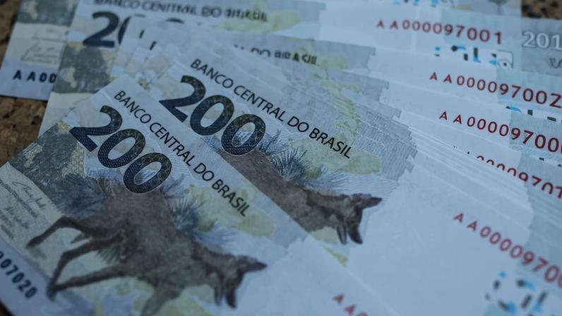 Mercado de DIs reage a cenário político e emissão de títulos