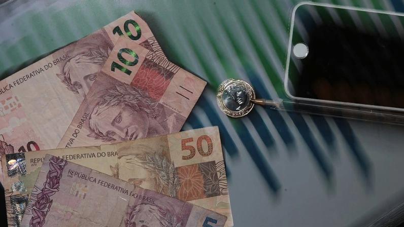 Salários maiores, bolso vazio: por que o dinheiro some