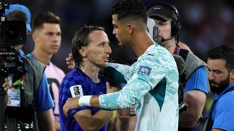 Cristiano Ronaldo abraça Modric após Portugal 2 x 1 Croácia