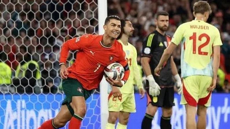 Cristiano Ronaldo celebra seu gol, o segundo de Portugal sobre a Espanha na final da Nations League