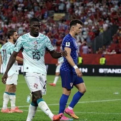 Torcida Croata atira garrafas após gol anulado pelo VAR contra Portugal