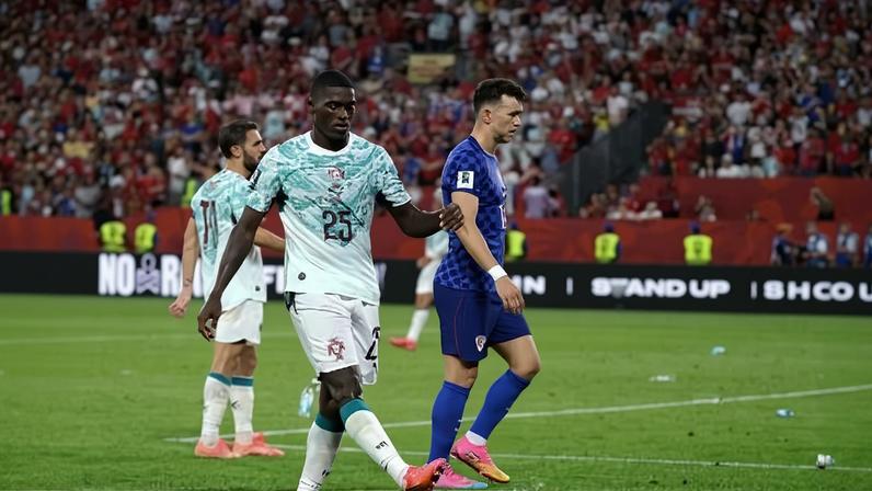 Croatas atiram garrafas no gramado após gol anulado contra Portugal