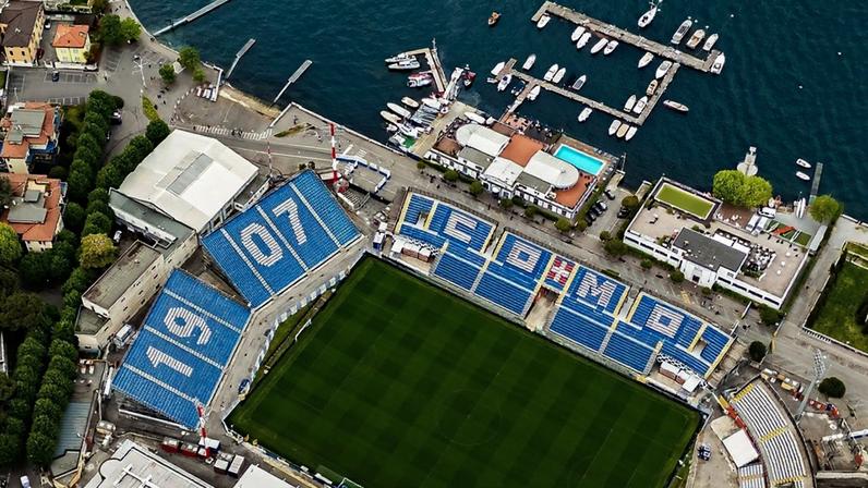 Estádio Giuseppe Sinigaglia fica às margens do Lago de Como