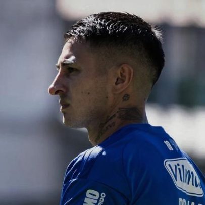 Rojas faz estreia pelo Cruzeiro com atuação ofensiva e personalidade marcante