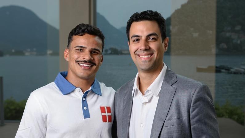 Kaiki ao lado de um de seus agentes no dia da assinatura de contrato