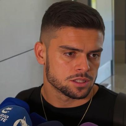 Gabriel Pec desembarca em Confins para assinar com o Cruzeiro