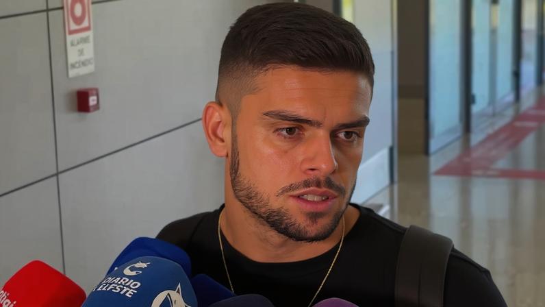 Gabriel Pec desembarcou em Confins para realizar exames médicos e assinar com o Cruzeiro