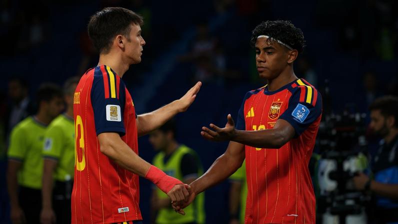 Cubarsí e Lamine Yamal, com a seleção da Espanha na Copa do Mundo — Foto: Reuters/Brett Davis