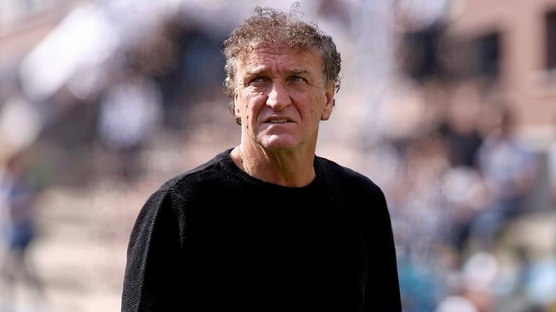 Cuca no gramado da Mercado Livre Arena Pacaembu durante amistoso do Santos e União São João
