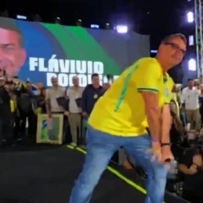 Flávio Bolsonaro participa de evento no Rio e vira meme na internet