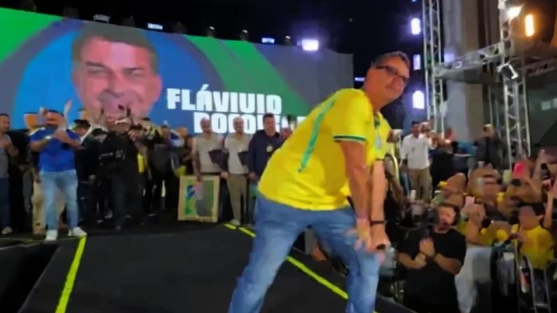 Flávio Bolsonaro participa de evento no Rio e vira meme na internet