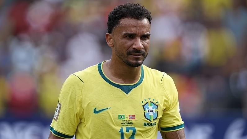 Danilo durante Brasil x Noruega na Copa do Mundo