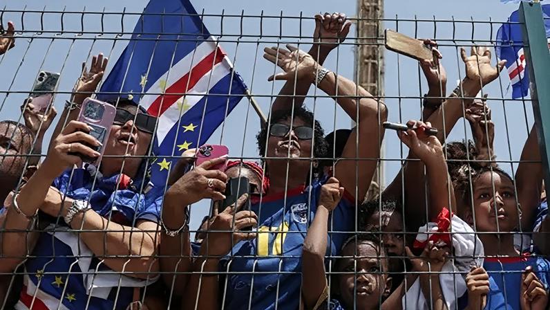 Mil recebem jogadores de Cabo Verde em casa após campanha surpreendente na Copa