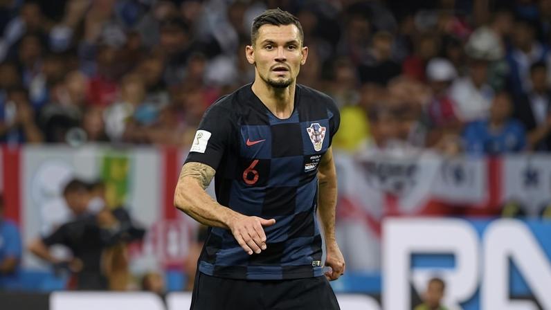 Dejan Lovren, da Croácia, em ação durante partida contra a Inglaterra