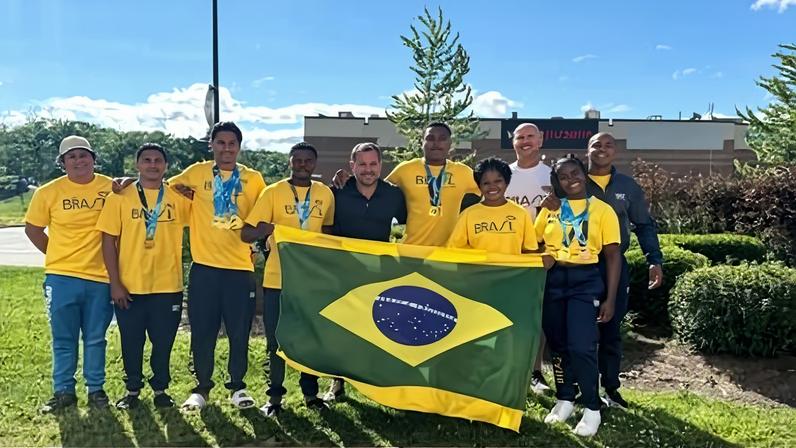 Delegação brasileira posa com as medalhas conquistadas no Mundial Júnior e Sub-23 de Canoagem Velocidade