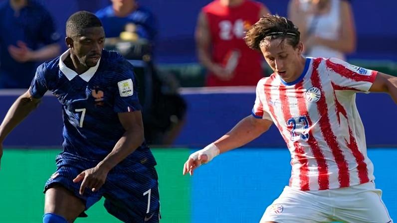 Dembélé e Galarza durante Paraguai x França na Copa do Mundo