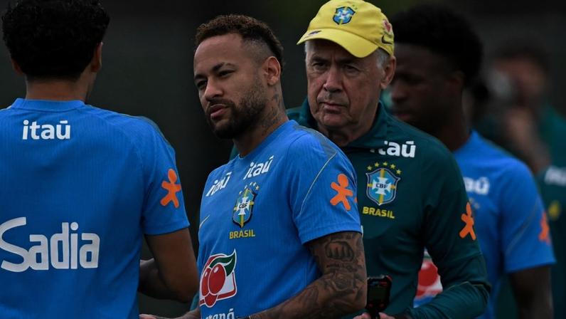 Neymar e Carlo Ancelotti durante treino da Seleção Brasileira (Foto: Mauro PIMENTEL / AFP)