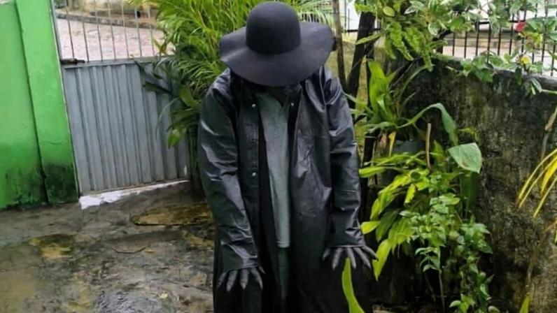 Eletricista viraliza ao se fantasiar de personagem de terror da franquia Olhos Famintos
