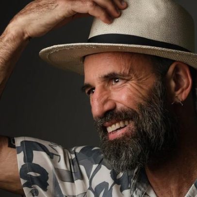 Homem que celebrou velório em vida morre aos 49 anos após câncer de estômago