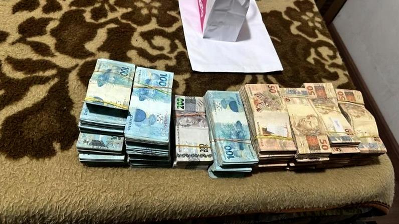 Dinheiro apreendido na casa de um dos investigados na Operação Ícaro