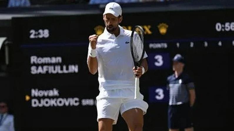 Djokovic celebra ponto em Wimbledon