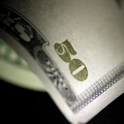 Dólar abre em alta a R$5,18; petróleo cai e IPCA é revisado