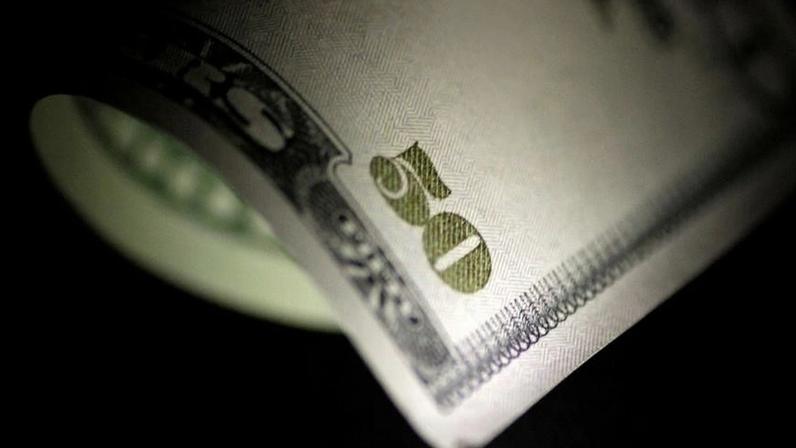 Dólar comercial inicia sessão com agentes econômicos atentos à queda dos preços do petróleo, no exterior, e atualização das estimativas de mercado para inflação e Selic apuradas pela pesquisa semanal do Boletim Focus, do Banco Central