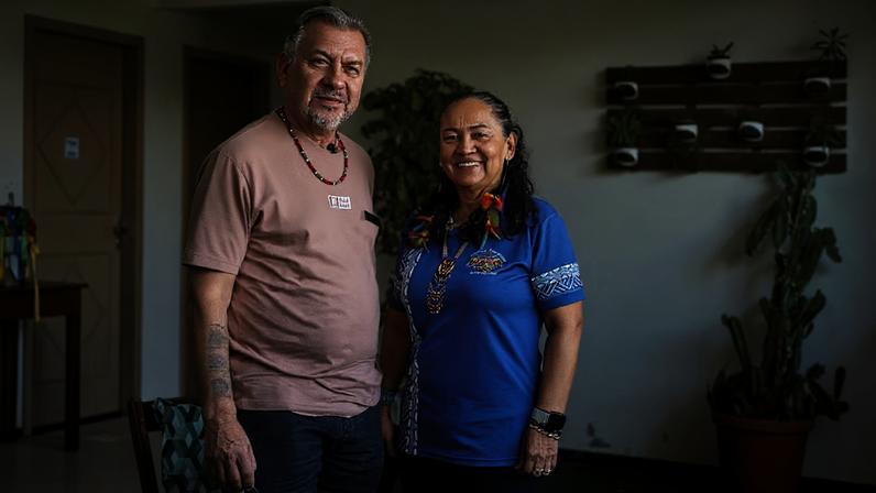 O casal de indígenas Dórisson Borari e Maria Munduruku, donos da Pousada do Mingote — Foto: Rafa Neddermeyer/Agência Brasil