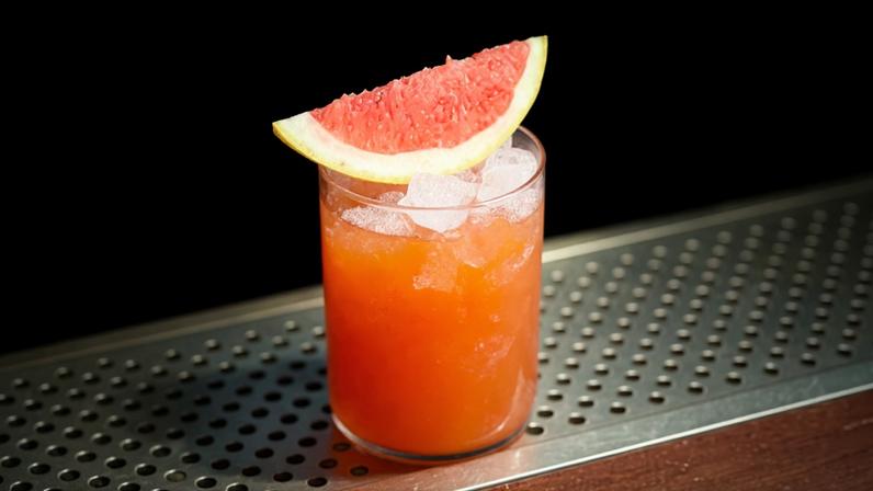 O coquetel Swizzle, um dos drinks servidos pelo bar Line, na Grécia