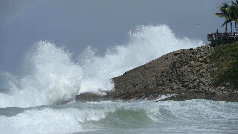 Ressaca na orla do Leblon, na zona sul, após passagem de frente fria pelo Rio de Janeiro