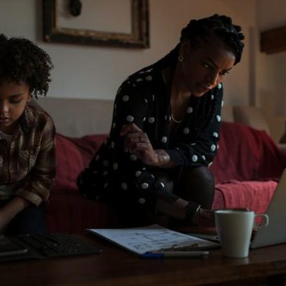 Oito em cada dez mães decidem sozinhas as finanças da casa, aponta pesquisa