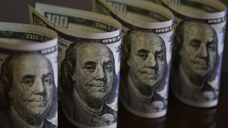Imagem colorida de maços de notas de dólar norte-americano