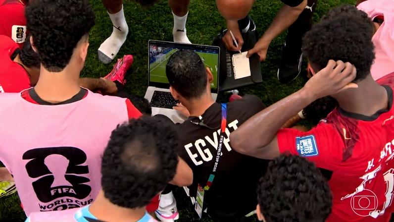 Jogadores do Egito estudam cobranças de pênaltis — Foto: Reprodução / TV Globo
