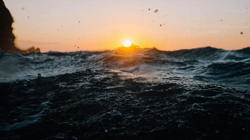 Imagem colorida de oceano com sol - Metrópoles