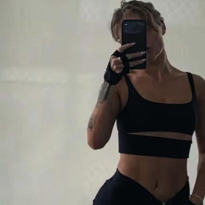 Luísa Sonza exibe abdômen definido durante treino