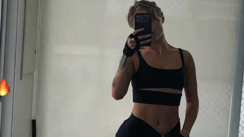 Em frente ao espelho, Luísa Sonza exibe abdômen malhado em dia de treino — Foto: Reprodução/Instagram