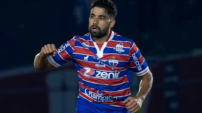 Emanuel Britez em ação pelo Fortaleza, pelo Brasileirão