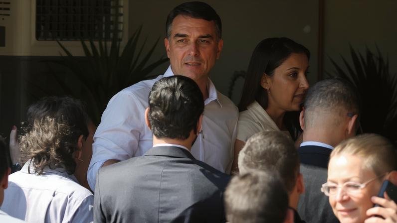 Na imagem, Flávio Bolsonaro durante encontro com mulheres em Brasília. À sua esquerda, sua mulher, Fernanda. À direita, Daniella Marques