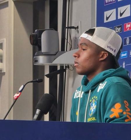 Endrick concede entrevista coletiva na seleção brasileira, em Nova Jersey (EUA)