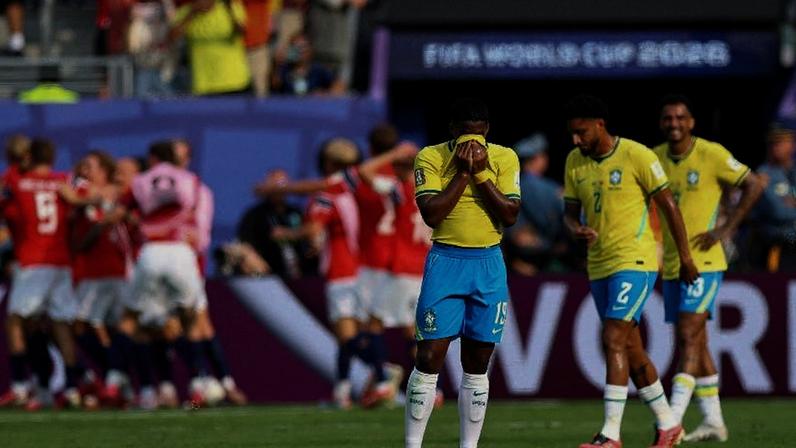 Endrick, do Brasil, parece desanimado após Erling Haaland, da Noruega, marcar o segundo gol da sua seleção
