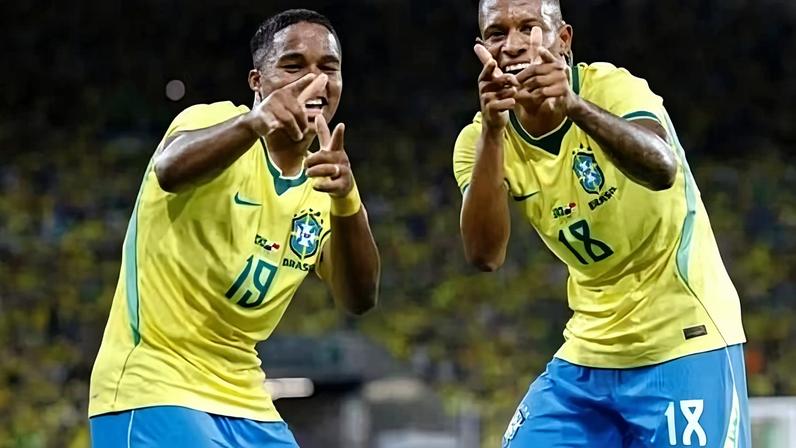 Endrick e Danilo Santos comemoram gol da seleção brasileira em amistoso contra o Panamá