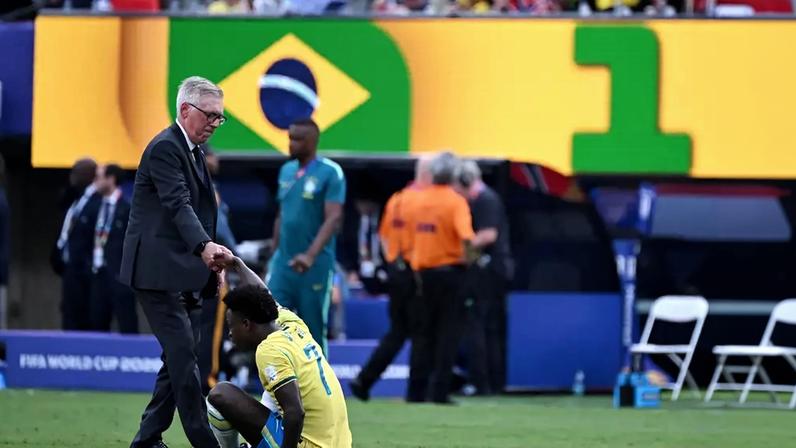 Vini Jr. é consolado por Carlo Ancelotti