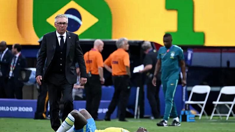 O técnico Carlo Ancelotti e o jogador Vini Jr, do Brasil, após a derrota para a Noruega ao final da partida válida pelas oitavas de final da Copa do Mundo disputada em East Rutherford Nova Jersey, perto de Nova York, nos Estados Unidos, neste domingo, 5 de julho de 2026. 05/07/2026