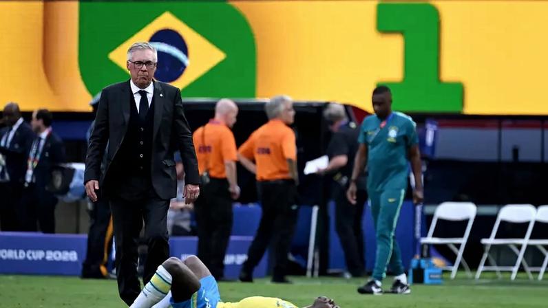 O técnico Carlo Ancelotti e o jogador Vini Jr, do Brasil, após a derrota para a Noruega ao final da partida válida pelas oitavas de final da Copa do Mundo disputada em East Rutherford Nova Jersey, perto de Nova York, neste domingo, 5 de julho de 2026. 05/07/2026