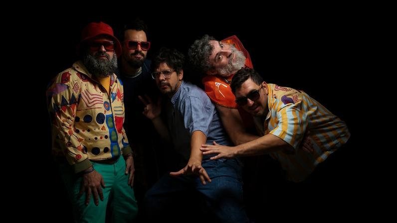 Após hiato de seis anos sem um disco de inéditas, Mombojó apresenta em BH o disco 'Solar'
